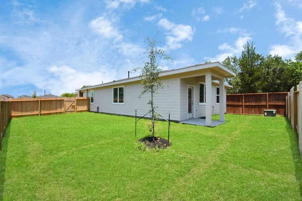4Bedroom Escape - Near Med Center With Backyard-1
