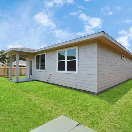 4Bedroom Escape - Near Med Center With Backyard-3